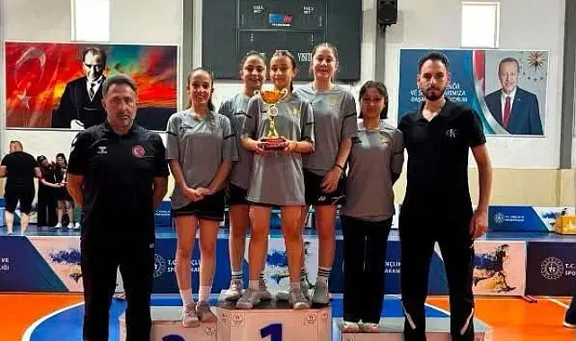 Erzincan ANALİG badmintonda kız ve erkeklerde grup birincisi oldu