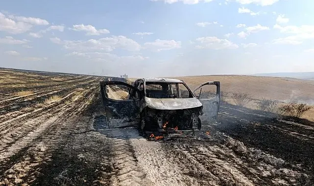 Çorum'da örtü yangınının sıçradığı hafif ticari araç küle döndü