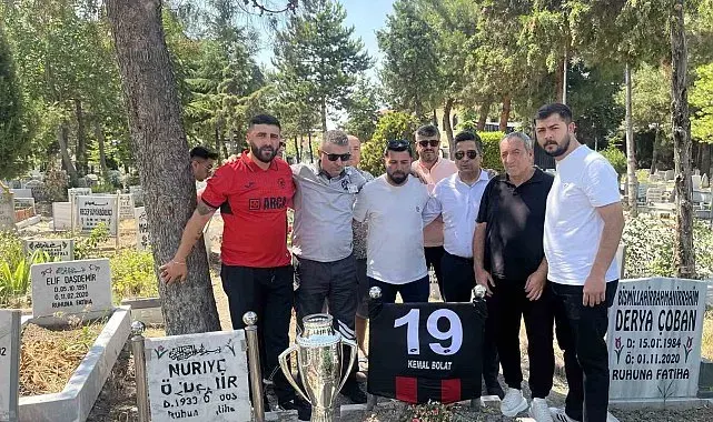 Çorum FK'nın şampiyonluk kupası, emektar gazetecisinin kabrine götürüldü