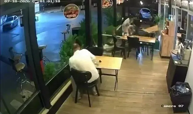 Motosiklet lokantada oturan müşteriye çarptı