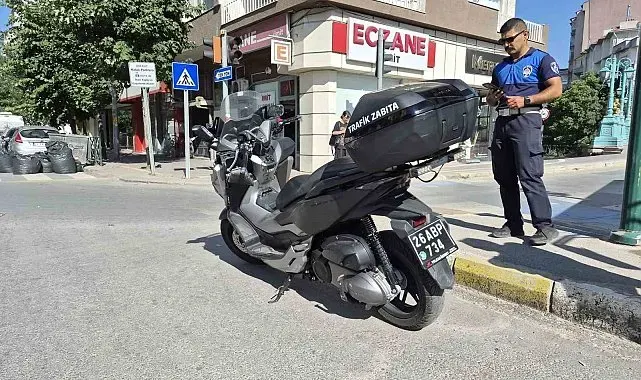 Otomobille çarpışan motosikletli trafik zabıtası yaralandı