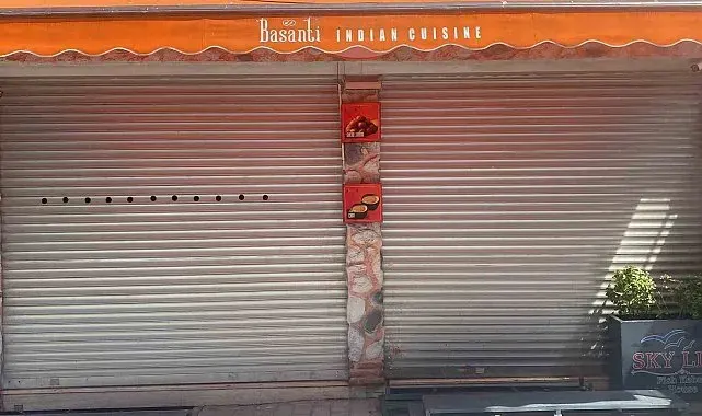 Mühürlü boş dükkandan yayılan kötü koku ekipleri harekete geçirdi