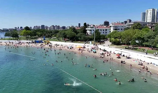 İstanbul'da sıcak hava sahillere akın ettirdi: Caddebostan'da deniz keyfi dronla görüntülendi