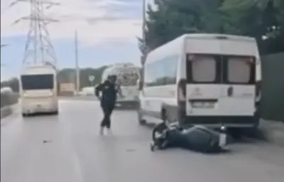 Sultangazi'de Korkutan Kaza: Şerit Değiştiren Motosiklet Park Halindeki Araca ve Dolmuşa Çarptı