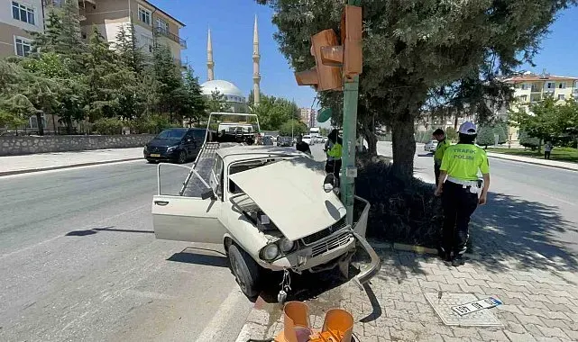 Karaman'da otomobil trafik lambasına çarptı: 1 yaralı