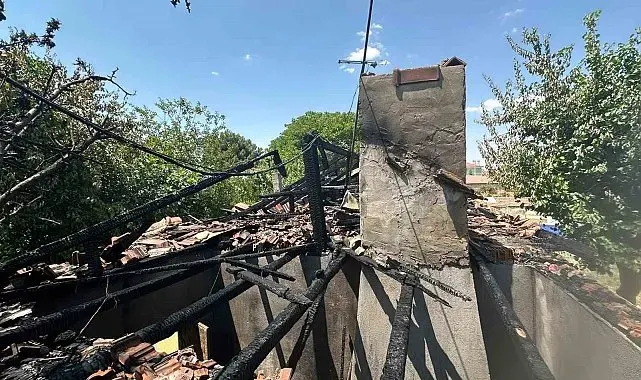 Kulu'da çatı yangını paniğe neden oldu