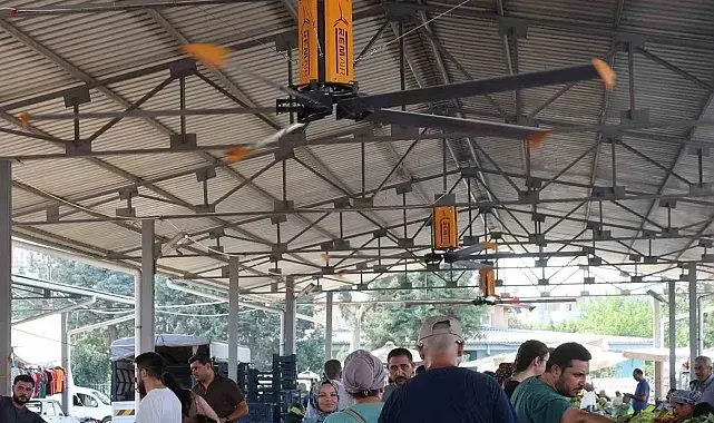 Adana sıcağı bunalttı, belediye pazara tavan vantilatörleri kurdu