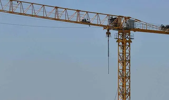 Bolu'da üniversitenin ek bina inşaatında maaş krizi: İşçi vince çıktı