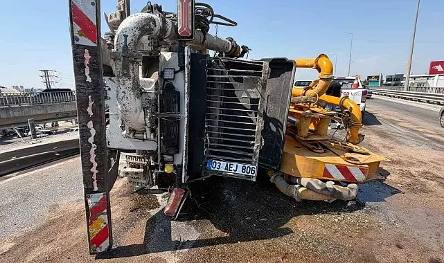 Beton pompası kamyonu bariyerlere çarpıp yan yattı