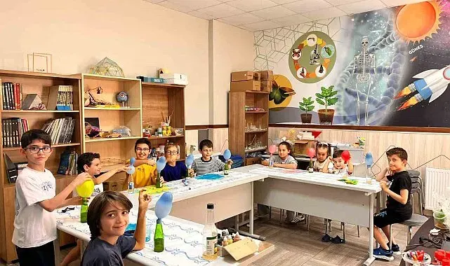 Başiskele'de miniklerin yaz tatili bilim ve teknolojiyle dolu geçiyor