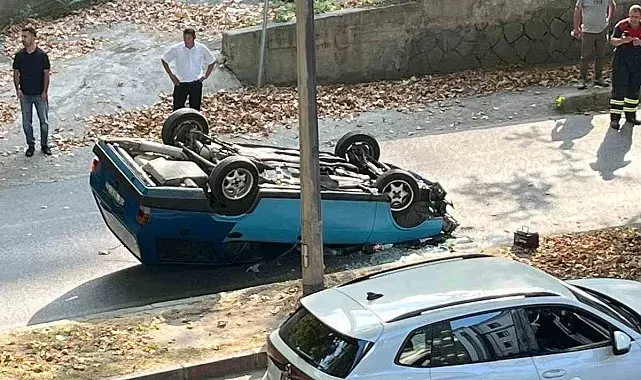Ağaca çarpan otomobil ters döndü