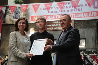 Uşak'ta Ahilik Haftası Coşkuyla Kutlandı: Yılın Ahisine Cübbesi Giydirildi