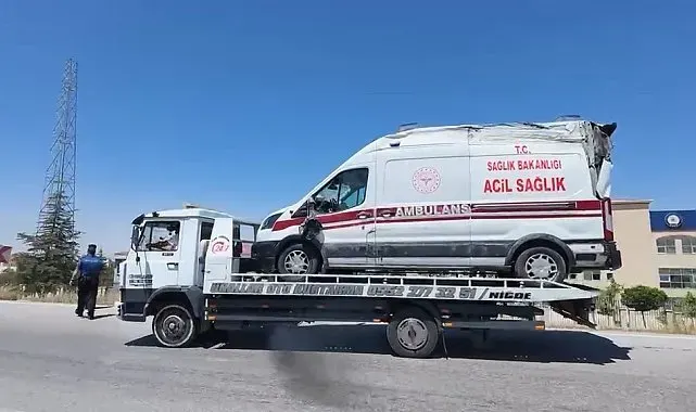 Niğde'de ambulans ile otomobil çarpıştı: 3'ü sağlık çalışanı 5 yaralı