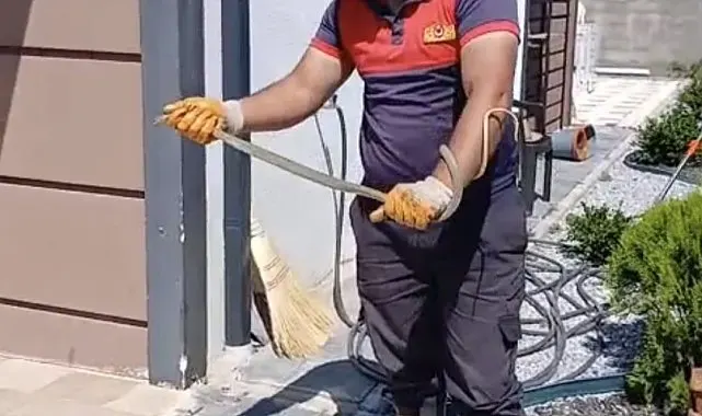 Yozgat'ta evin bahçesine giren yılan doğaya bırakıldı