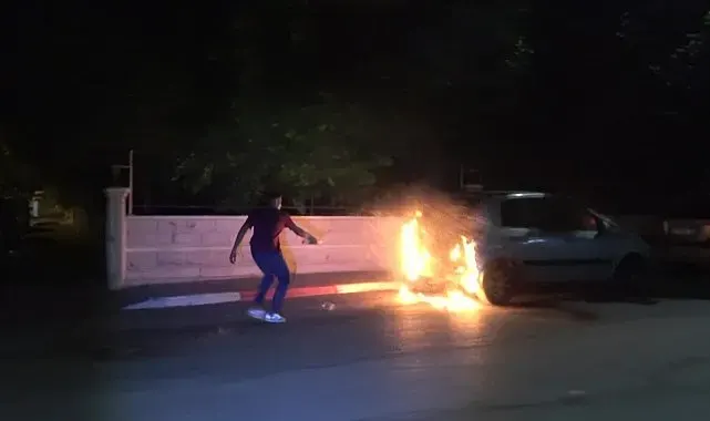 Park halindeki araç alev alev yandı, vatandaşlar su şişesi ile söndürmeye çalıştı