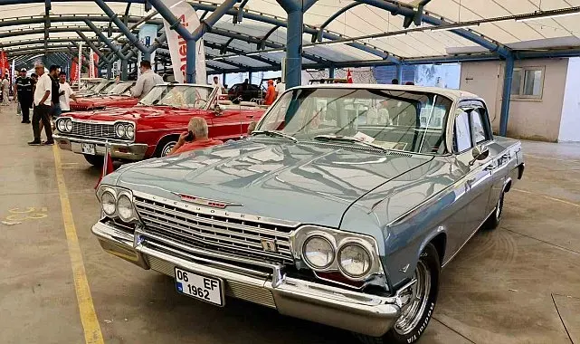 Klasik otomobil tutkunları Küçükçekmece'de 2'inci kez bir araya geldi
