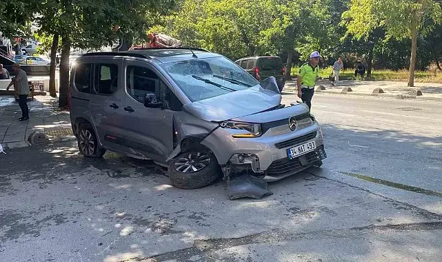 Bayrampaşa'da araca çarpan su tankeri devrildi: 1 kişinin yaralandığı kaza anı kamerada