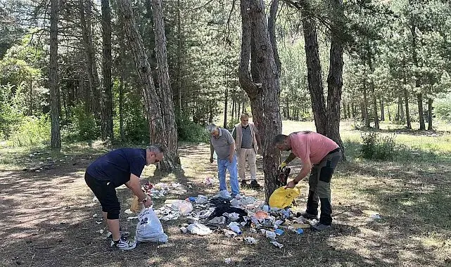 Ormana atılan cam şişeler hayrete düşürdü: Duyarsız kalmayan vatandaşlar tek tek topladı