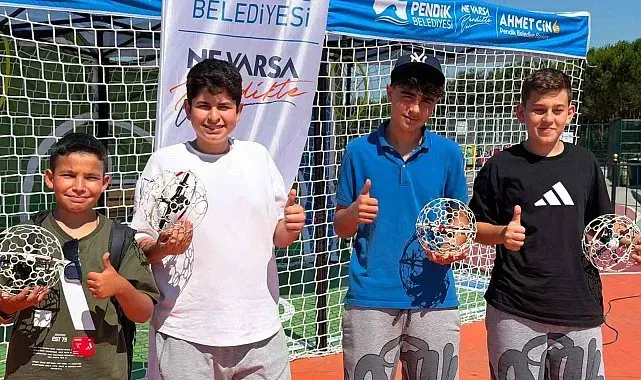Pendik'te dronlar futbol oynadı
