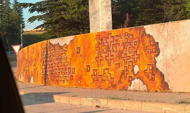 Eskişehir'de bir parkın duvarlarındaki haç figürlerine tepki