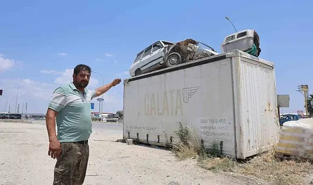 'Emanet bizde namustur' diyen esnaf, arkadaşının Toros'unu hırsızlardan koruyabilmek için forkliftle konteynerin üzerine koydu