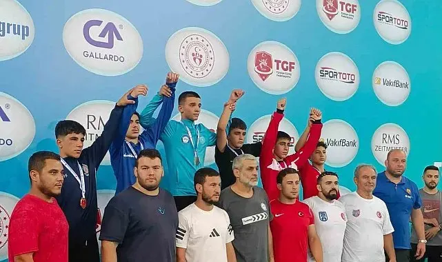 Bilecikli minik güreşçilerden çifte başarı