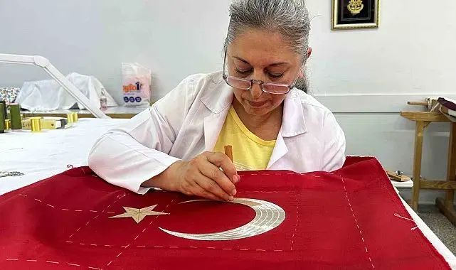 Türk bayrağı geleneksel sim sarma ve pesent teknikleriyle işleniyor