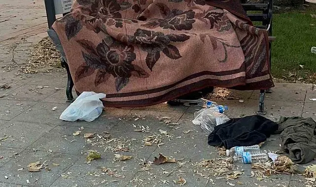 Uyuduğu bankta battaniyenin altından cansız bedeni çıktı