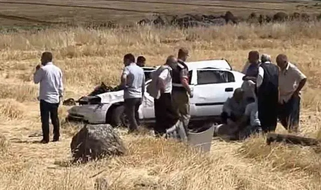 Şanlıurfa'da şarampole devrilen otomobil takla attı: 2 yaralı