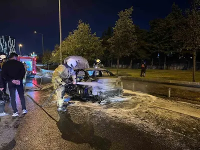 Bakırköy'de Seyir Halindeki Otomobil Alev Aldı