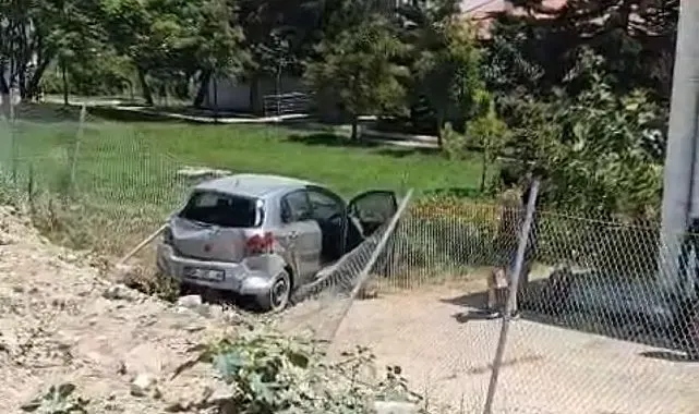 Zincirleme kazada otomobil enstitünün bahçesine düştü: 3 yaralı