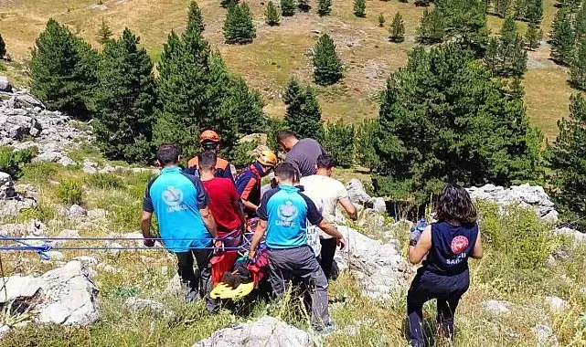 Kayalıklardan düşen şahıs ambulans helikopterle hastaneye sevk edildi