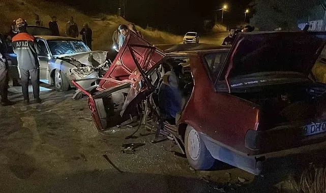 Sivas'ta gece saatlerine iki otomobilin çarpıştığı kazada 1 kişi öldü, 5 kişi yaralandı