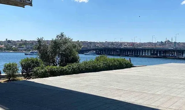 Tur teknesi köprünün ayağına çarptı, dengesini kaybeden personel suya düştü