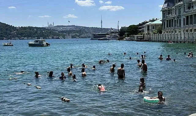 İstanbul'da sıcak hava bunalttı: Vatandaşlar kendini boğazın serin sularına bıraktı