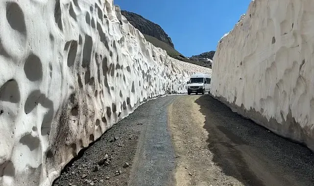 Temmuz ayında 5 metrelik kar tünellerine serinleten gezi