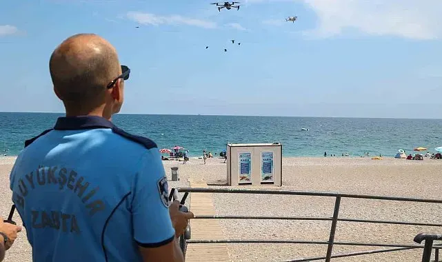 Büyükşehir zabıtası Konyaaltı Sahili'nde dron desteğiyle denetimlerini sürdürüyor