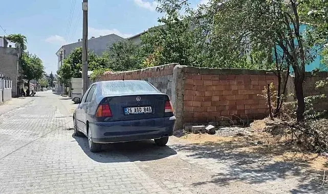 Otomobilin elektrik aksamından çıkan yangın aracı kullanılamaz hale getirdi