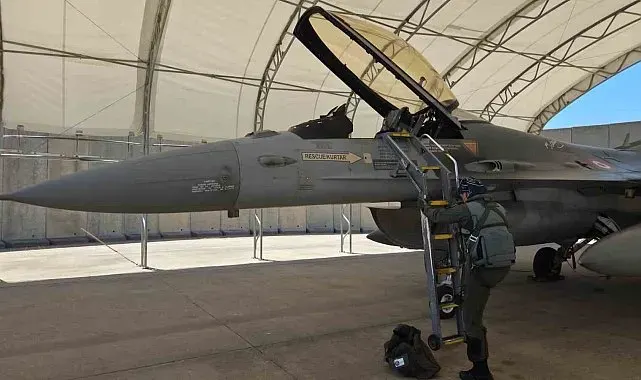 Türk Hava Kuvvetleri'nden Kıbrıs Adası'nın güneyinde eğitim uçuşu