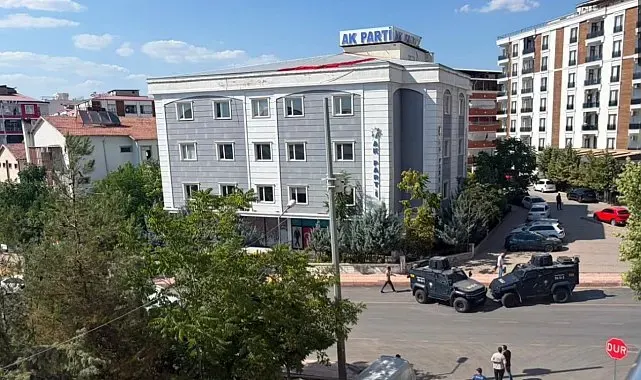 Siirt'te AK Parti il binası önüne bırakılan şüpheli çanta kontrollü patlatıldı