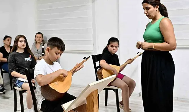 Bağlamanın sesi Değirmenönü'nde yankılanıyor