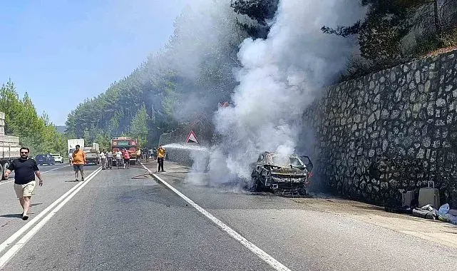 Tatilden dönen ailenin otomobili alev alev yandı muhtemel faciadan dönüldü