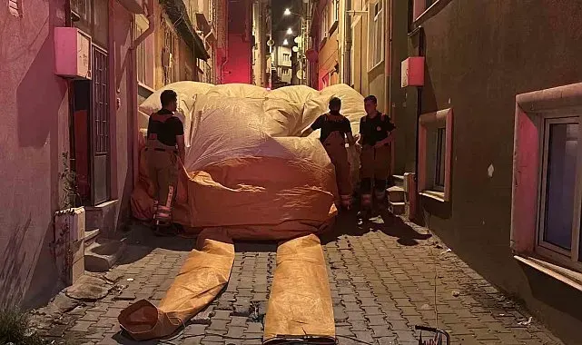 Çatıya çıkan şahıs, polisin bir saatlik ikna çalışmasıyla indirildi