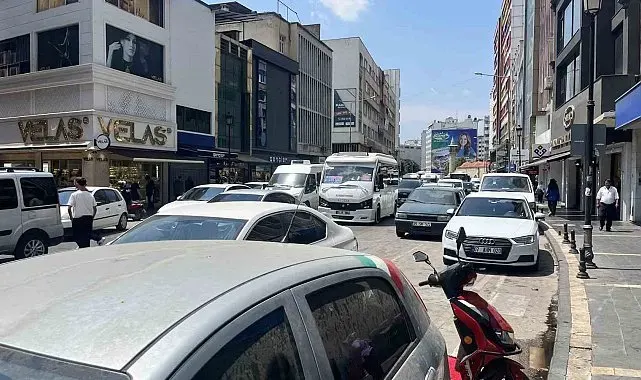 Adana'nın caddeleri açık otoparka döndü