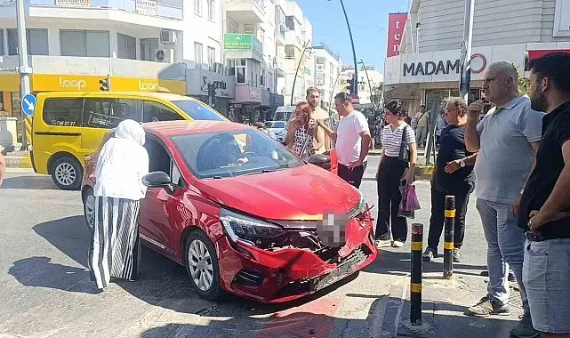 Kırmızı ışık ihlali yapan otomobil kamyonetle çarpıştı