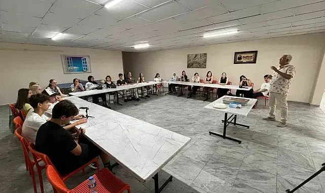 Dünya gençleri Bursa'da içli köfte yapmayı öğrendi