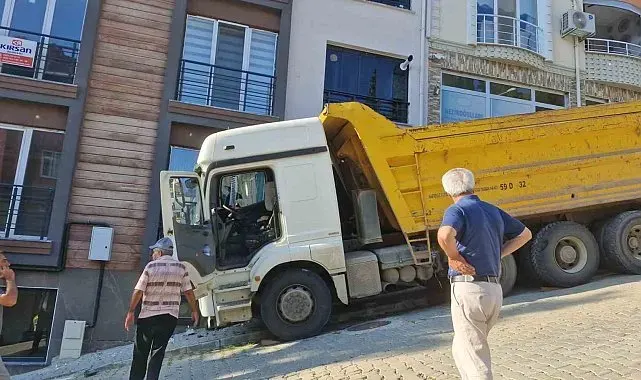 Freni boşalan kamyon eve çarptı: Mahalle sakinleri deprem oluyor sandı