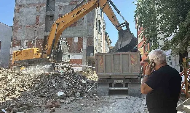 Kağıthane'de kontrolsüz yıkım: Molozlar çevredeki binalara hasar verdi
