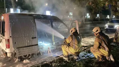Dolmabahçe Sarayı Önünde Yanan Hafif Ticari Araç Kullanılamaz Hale Geldi