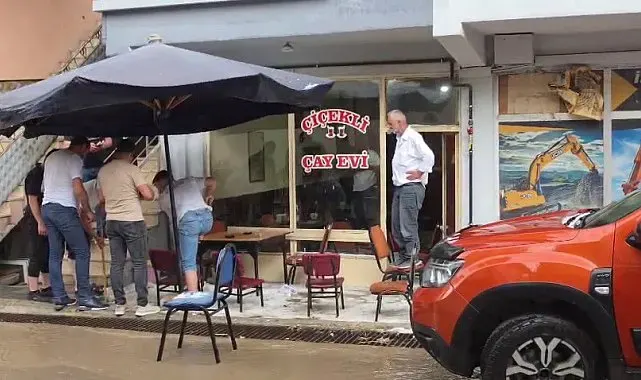 Erzurum İspir'de sağanak ve fırtına kabusu: İş yerlerini su bastı